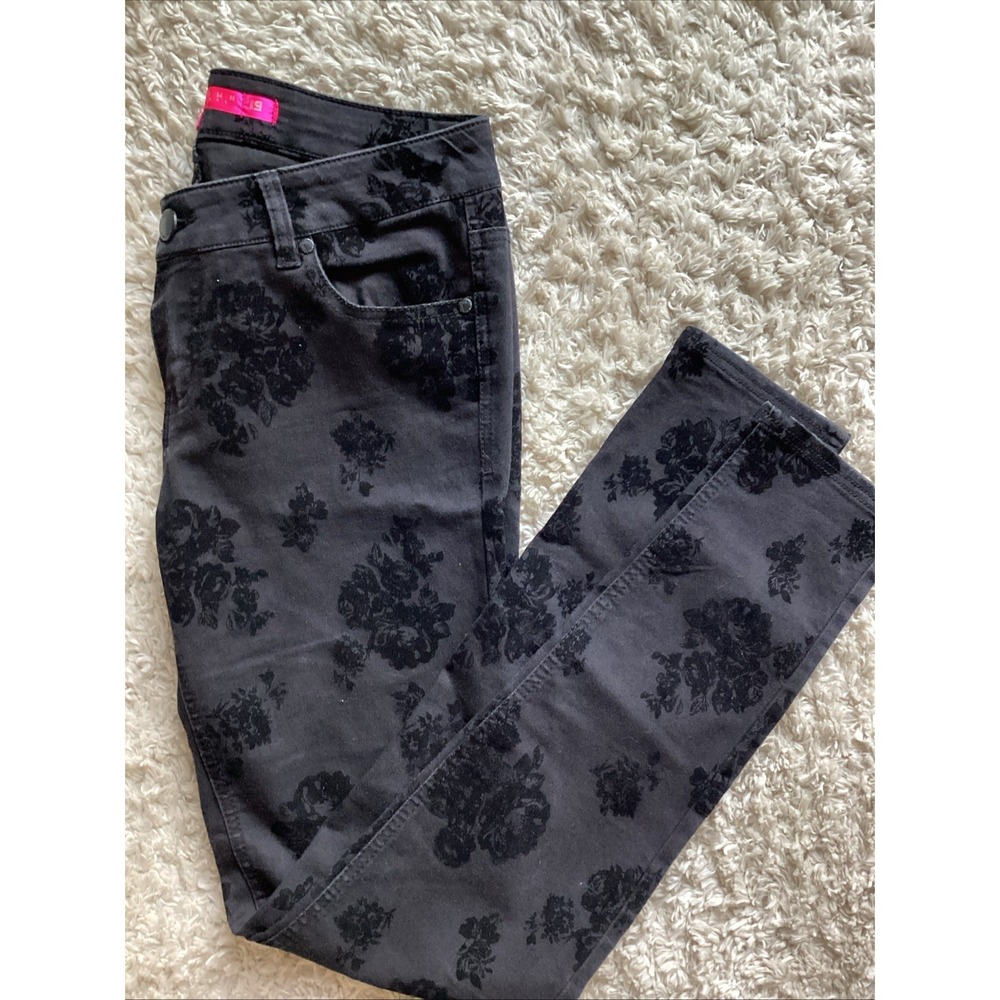 TINSELTOWN WOMANS BLACK JEANS WITH‎ ROSE DESIGN SIZE 9 Low rise Skinny Jeans